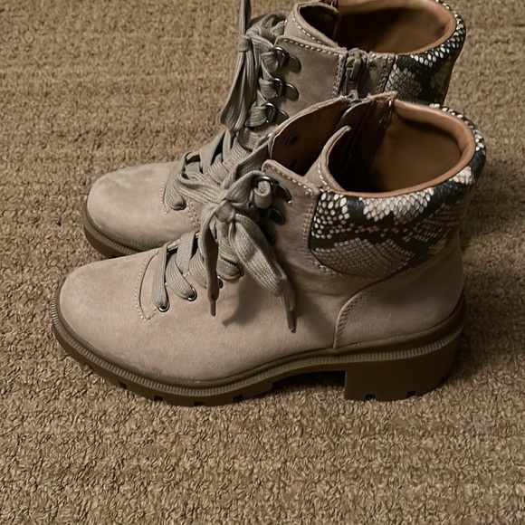 Universal Thread tan boots. Size 8 1/2. New! - Picture 5 of 10